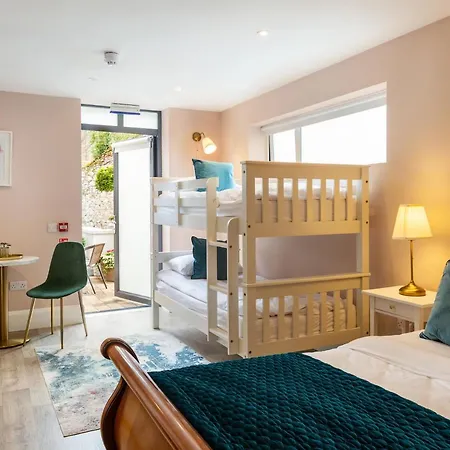 360 Quaystay Hotel 3*